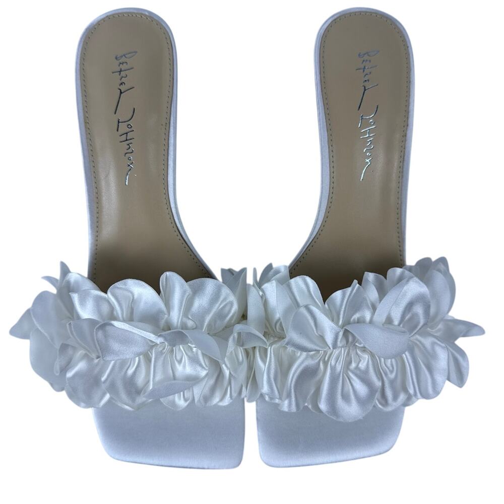 Betsey Johnson Slip‎ On Sandals Kimi Womens 7.5 Ivory Ruffle Kitten Heel